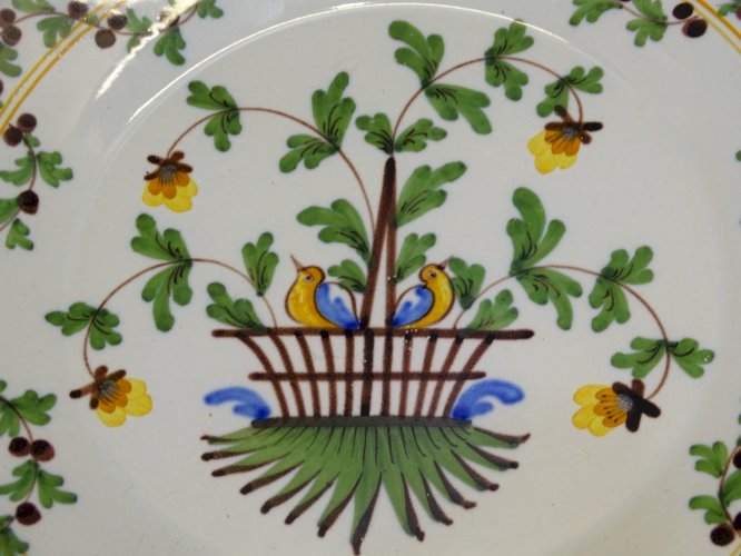 -BELLE ASSIETTE CERAMIQUE XXe AVEC 2 OISEAUX JAUNES/BLEUS sur une PANIERE  D