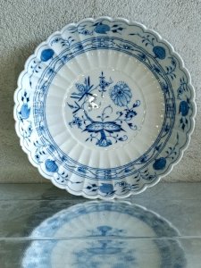 Belle  assiette decor a l oignon signée de la manufacture de meissen en bon etat