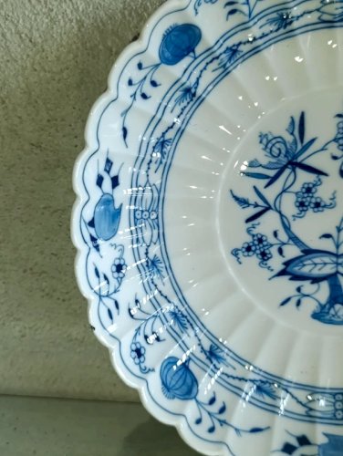 Belle  assiette decor a l oignon signée de la manufacture de meissen en bon etat