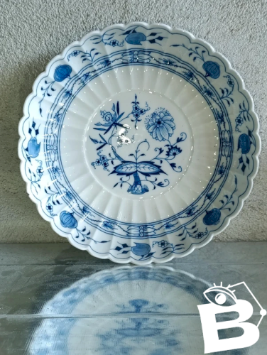Belle  assiette decor a l oignon signée de la manufacture de meissen en bon etat