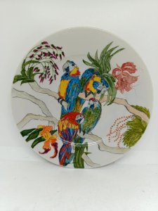 belle assiette décorative en porcelaine de Limoges decor perroquet en bone etat