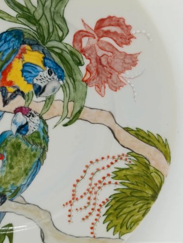 belle assiette décorative en porcelaine de Limoges decor perroquet en bone etat