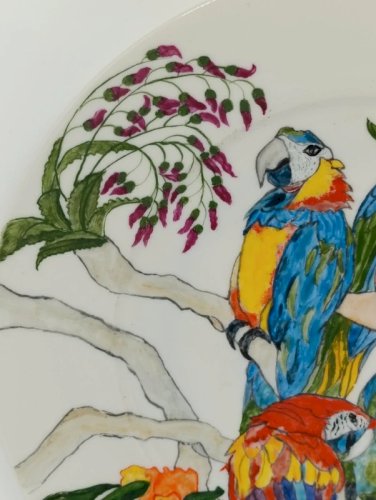 belle assiette décorative en porcelaine de Limoges decor perroquet en bone etat