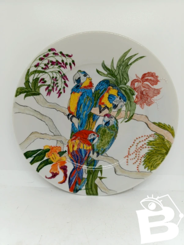 belle assiette décorative en porcelaine de Limoges decor perroquet en bone etat