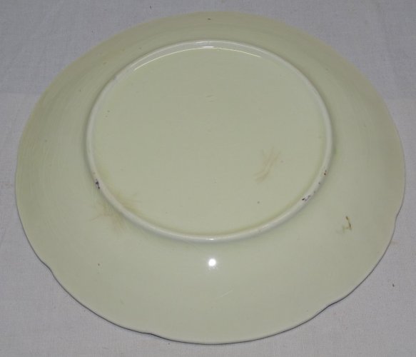 -  BELLE ASSIETTE EN BARBOTINE A DECOR DE PAMPRES ET FEUILLES de VIGNE     D