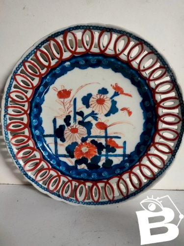 belle assiette japon IMARI ajourée sans doute du 19eme siecle à decor floral en bon etat
