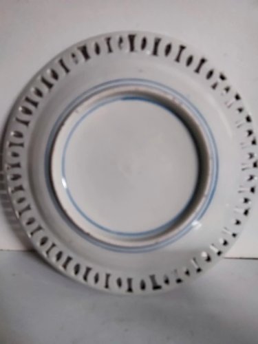 belle assiette japon IMARI ajourée sans doute du 19eme siecle à decor floral en bon etat