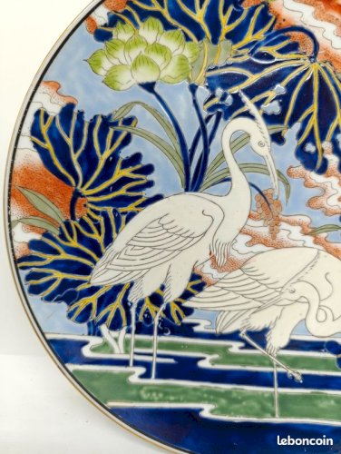 Belle assiette peinte a la main fabrication macau à decor floral et animal en bon etat (made in chiner)