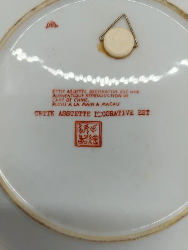 belle assiette peinte a la main fabrication macau à decor floral et animal en bon etat