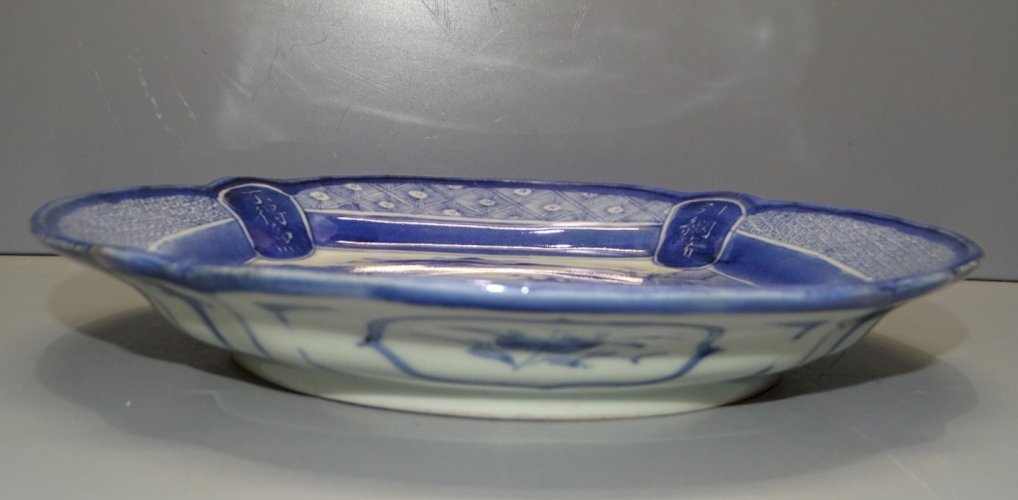 - BELLE ASSIETTE PORCELAINE du JAPON XIXe collection deco Asie VITRINE    D
