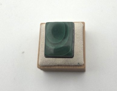 Belle bague, cabochon rectangulaire de malachite, en argent massif ^