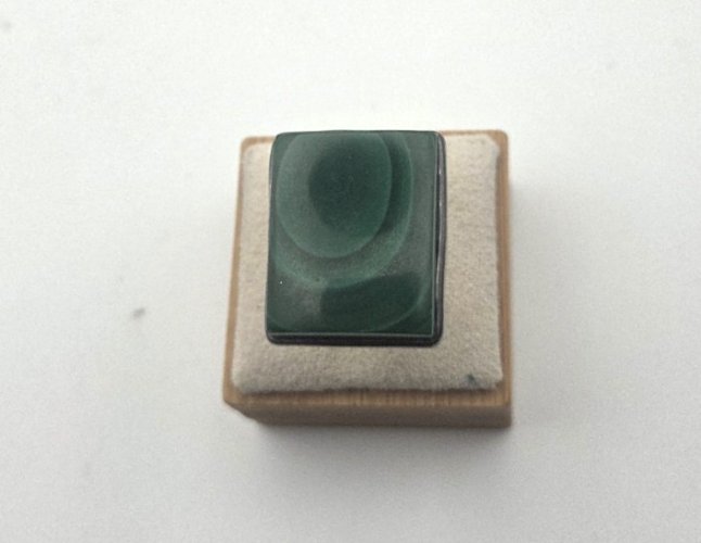 Belle bague, cabochon rectangulaire de malachite, en argent massif ^