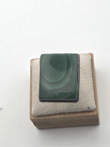 Belle bague, cabochon rectangulaire de malachite, en argent massif ^