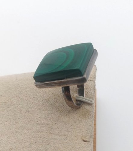 Belle bague, cabochon rectangulaire de malachite, en argent massif ^