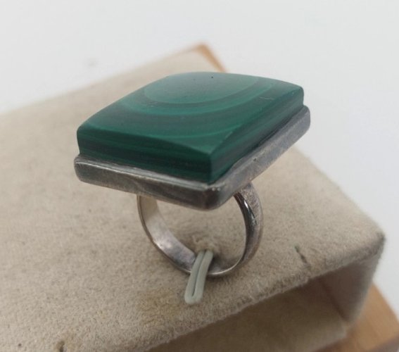 Belle bague, cabochon rectangulaire de malachite, en argent massif ^