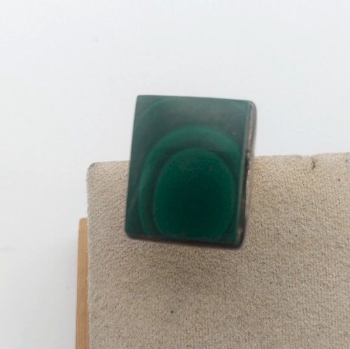 Belle bague, cabochon rectangulaire de malachite, en argent massif ^