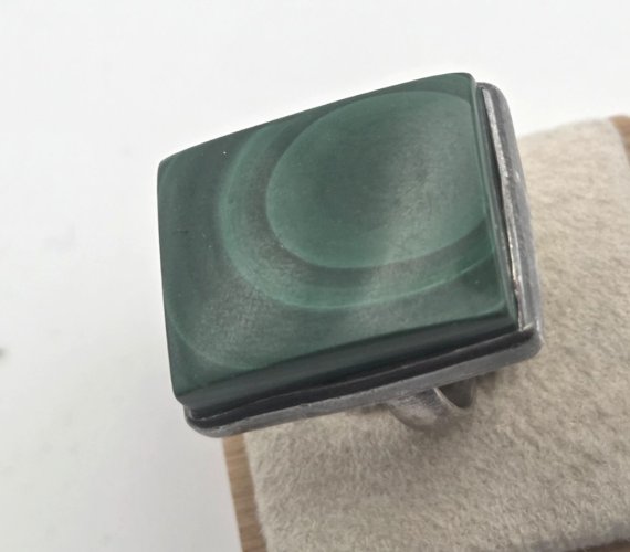Belle bague, cabochon rectangulaire de malachite, en argent massif ^