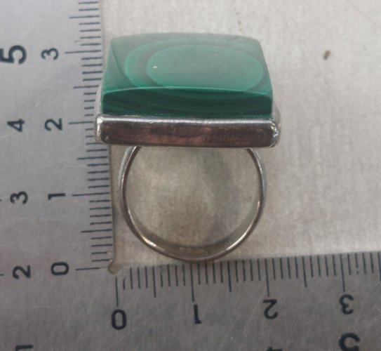 Belle bague, cabochon rectangulaire de malachite, en argent massif ^