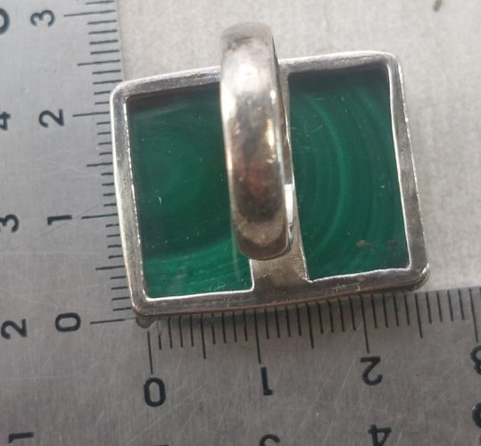 Belle bague, cabochon rectangulaire de malachite, en argent massif ^