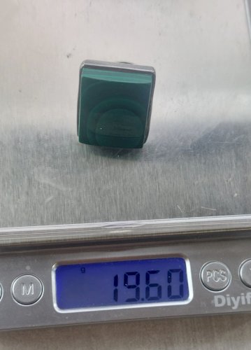 Belle bague, cabochon rectangulaire de malachite, en argent massif ^