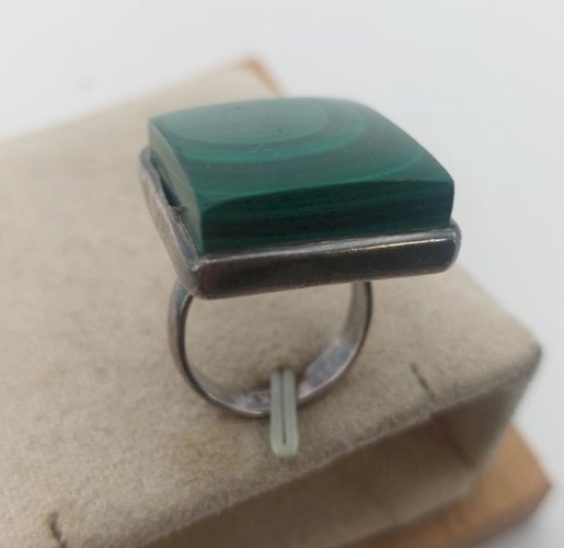 Belle bague, cabochon rectangulaire de malachite, en argent massif ^