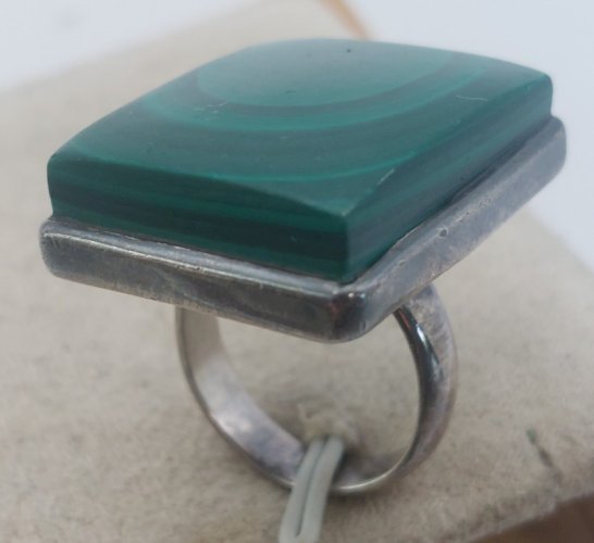 Belle bague, cabochon rectangulaire de malachite, en argent massif ^