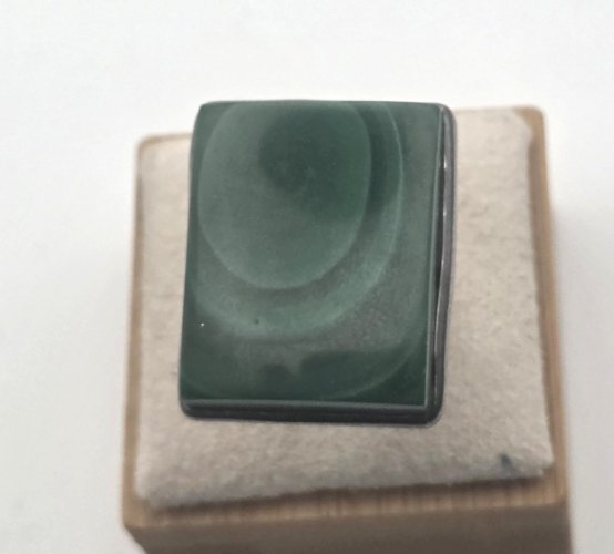 Belle bague, cabochon rectangulaire de malachite, en argent massif ^