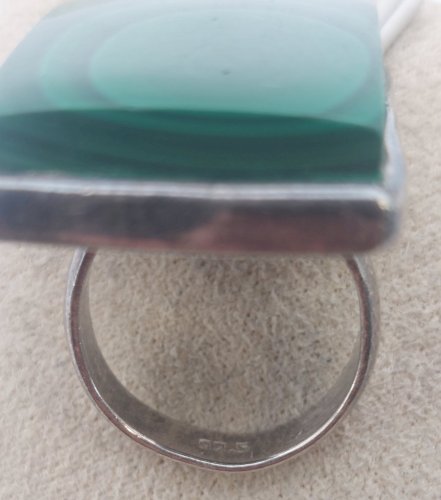 Belle bague, cabochon rectangulaire de malachite, en argent massif ^