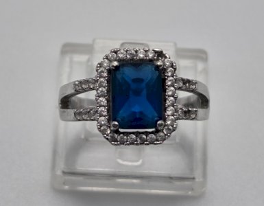 Beautiful sterling silver ring, blue stone.