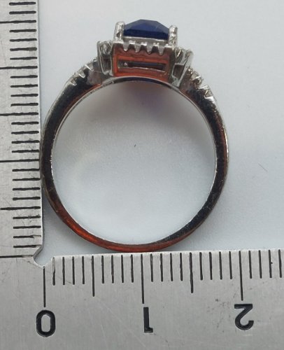 Belle bague en argent massif, pierre bleue
