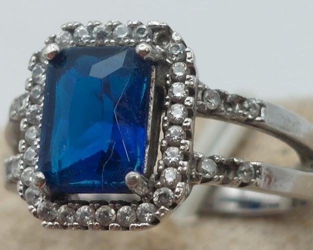Belle bague en argent massif, pierre bleue