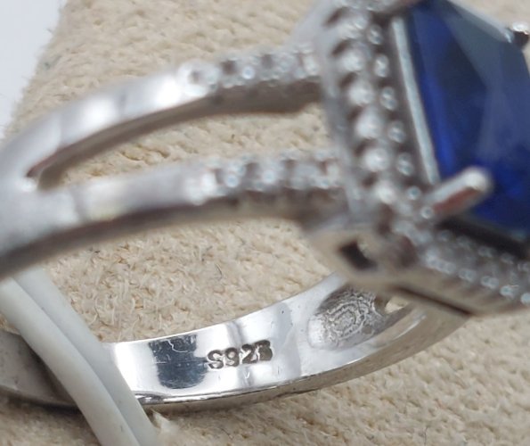 Belle bague en argent massif, pierre bleue