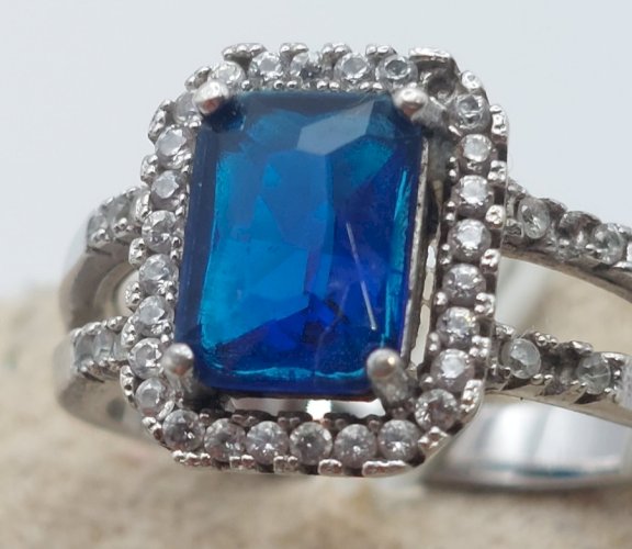 Belle bague en argent massif, pierre bleue