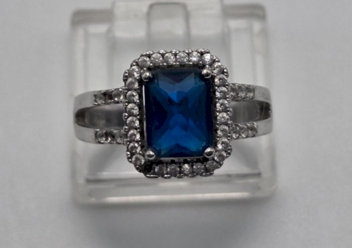 Belle bague en argent massif, pierre bleue