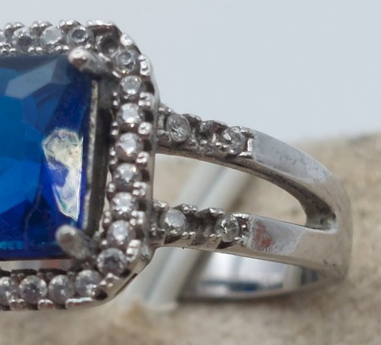 Belle bague en argent massif, pierre bleue