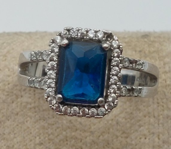 Belle bague en argent massif, pierre bleue