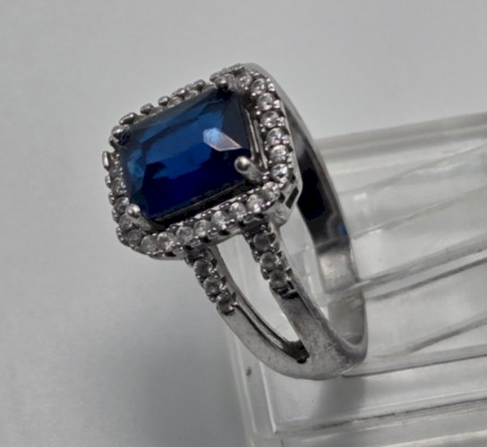 Belle bague en argent massif, pierre bleue