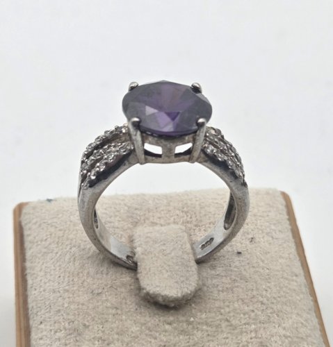 Belle bague pierre mauve et strass, en argent massif ^