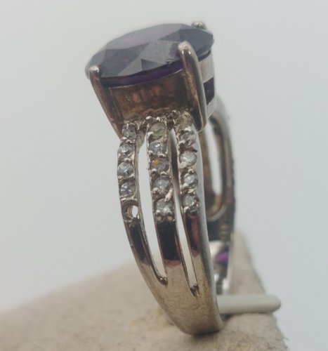 Belle bague pierre mauve et strass, en argent massif ^