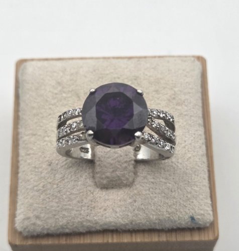 Belle bague pierre mauve et strass, en argent massif ^