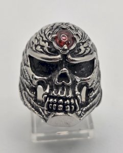 Belle bague, tête de mort / crane, en métal argenté ^