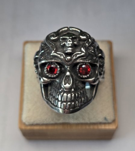 Belle bague, tête de mort / crane, en métal argenté ^