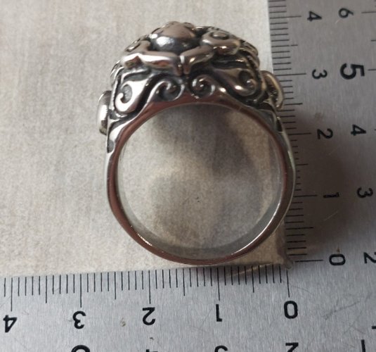 Belle bague, tête de mort / crane, en métal argenté ^