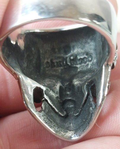 Belle bague, tête de mort / crane, en métal argenté ^