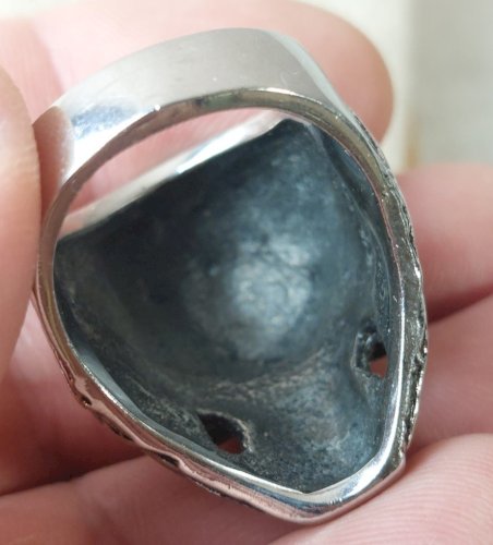 Belle bague, tête de mort / crane, en métal argenté ^