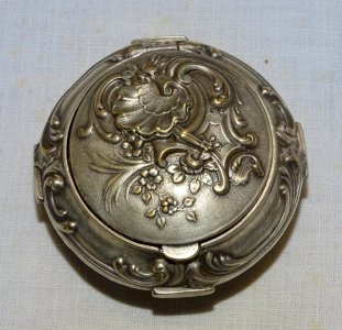 -BELLE BOITE A PILULES METAL ARGENTE STYLE ROCAILLE COLLECTION VITRINE   D