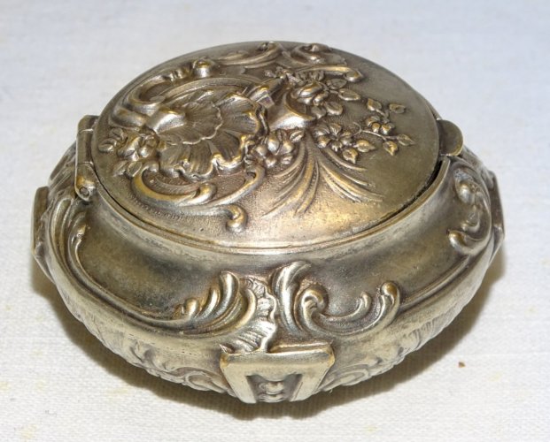 -BELLE BOITE A PILULES METAL ARGENTE STYLE ROCAILLE COLLECTION VITRINE   D