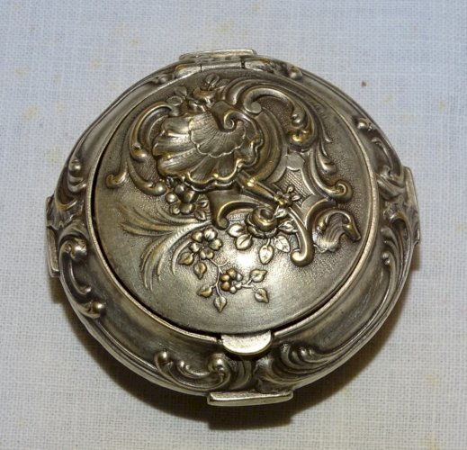 -BELLE BOITE A PILULES METAL ARGENTE STYLE ROCAILLE COLLECTION VITRINE   D