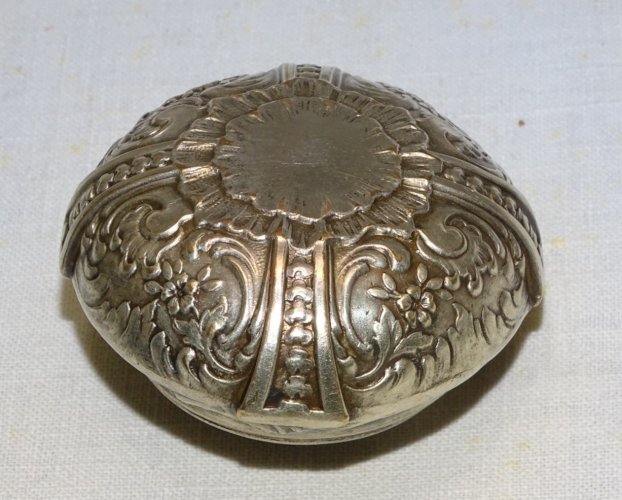 -BELLE BOITE A PILULES METAL ARGENTE STYLE ROCAILLE COLLECTION VITRINE   D