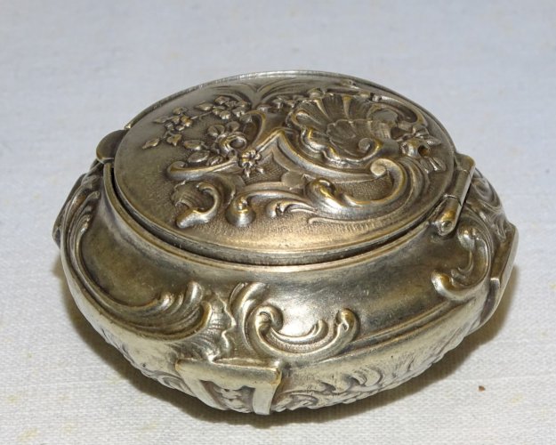 -BELLE BOITE A PILULES METAL ARGENTE STYLE ROCAILLE COLLECTION VITRINE   D